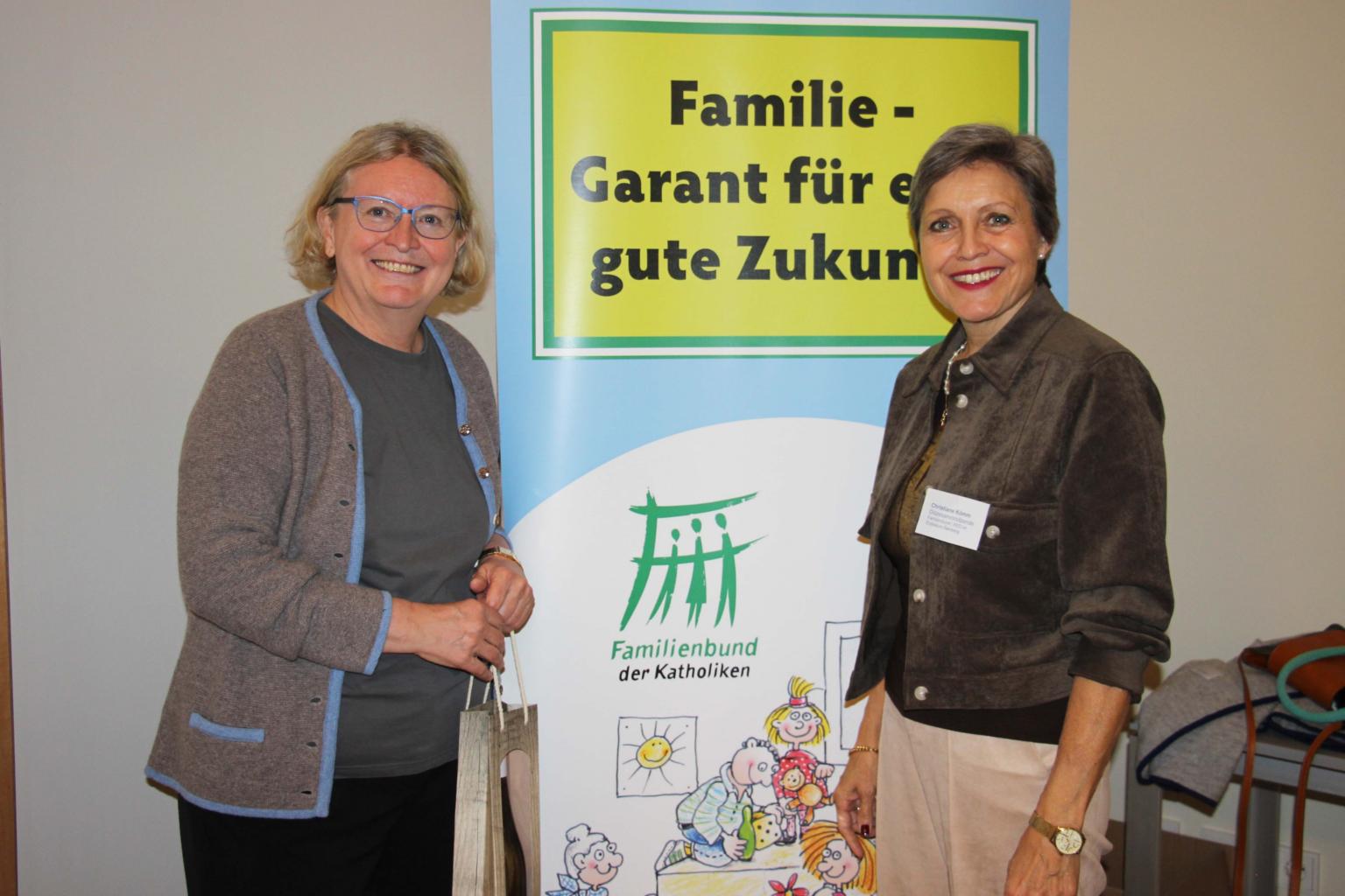 Referentin Dr. Ulrike Köberlein (li) mit Christiane Kömm (c) FDK