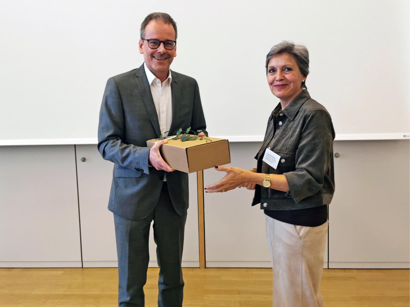 Die Vorsitzende Christiane Kömm, dankte Wolfgang Eichler für sein fast 25-jähriges Engagement als geistlicher Begleiter des Gremiums (c) FDK